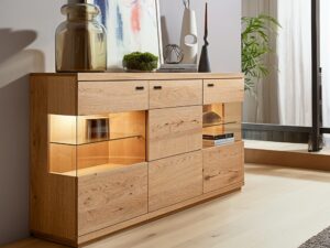 Miniaturka 1 - Komoda dębowa Corvena z LED w aranżacji salonu