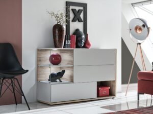 Miniaturka 1 - Komoda częściowo przeszklona Silvaro 120 cm perła szara dąb Wellington w aranżacji salonu z czarnym krzesłem