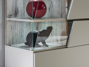 Miniaturka 4 - Komoda częściowo przeszklona Silvaro 120 cm perła szara dąb Wellington – witryna z dekoracjami w salonie