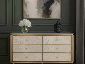 Miniaturka 4 - Komoda Eleganza – muszlowe fronty na tle ciemnozielonej ściany