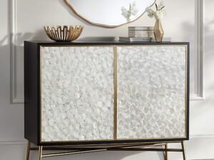 Miniaturka 5 - Komoda Eleganza na złotych nogach w jasnym salonie z dekoracyjnym lustrem