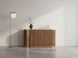 Miniaturka 8 - Komoda Eleganza orzechowa z jasnym blatem – aranżacja przy lampie