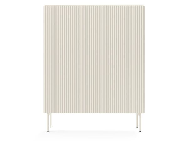 Komoda wysoka Kavessa 99 cm kaszmir – dwoje ryflowanych drzwi, front na białym tle