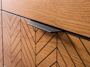 Miniaturka 4 - Komoda Lavinia dąb karmel – detal ryflowanych geometrycznie frontów i uchwytu
