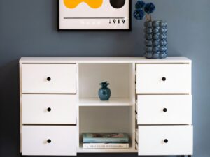 Miniaturka 2 - Biała komoda Linvero 115 cm z 6 szufladami i półkami