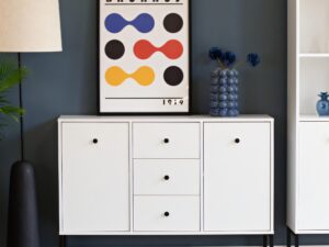 Miniaturka 3 - Biała komoda Linvero 115 cm z 2 drzwiami i 3 szufladami w aranżacji