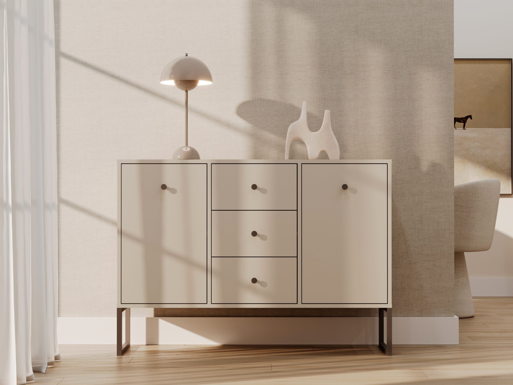 Komoda Linvero 115 cm w kolorze kaszmir, dwa drzwi i trzy szuflady w aranżacji salonu