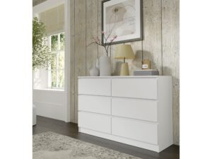Miniaturka 8 - Komoda Malvero S6 biały mat w jasnym salonie z drewnianą ścianą