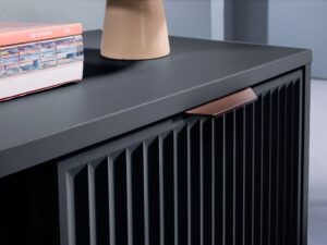 Miniaturka 3 - Komoda Movena indygo – detal ciemnego blatu i miedzianego uchwytu