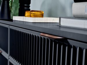 Miniaturka 5 - Komoda Movena indygo – zbliżenie głębokiego ryflowania i uchwytu