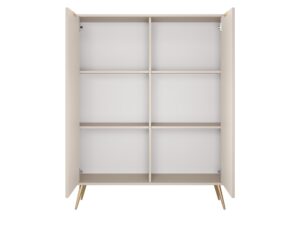 Miniaturka 1 - Komoda wysoka Nesaro 134 cm beżowa – otwarte drzwi i wnętrze z półkami