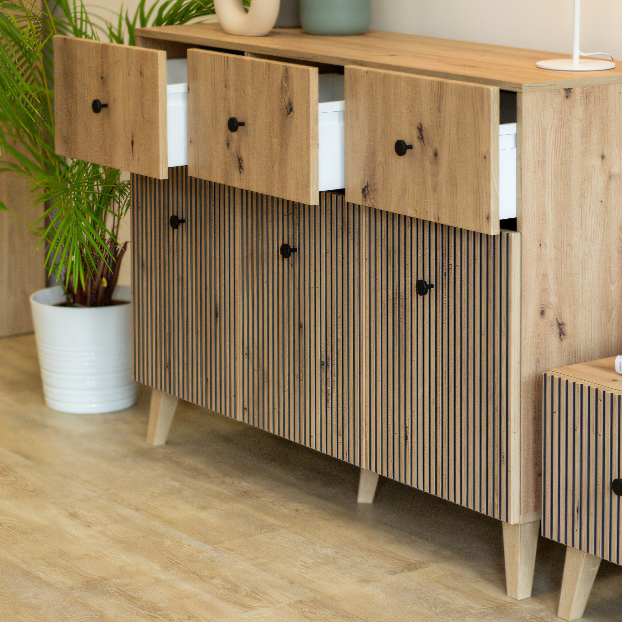 Komoda Norvello 135 cm w aranżacji – widok pod kątem
