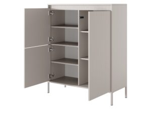 Miniaturka 3 - Komoda Ombrino beżowa – otwarte drzwi i wewnętrzne półki w ujęciu ukośnym