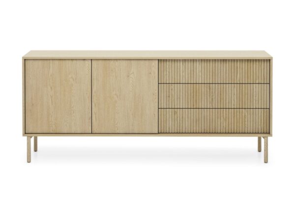 Komoda Pavello 187 cm dąb Cremona – front z drzwiami i trzema szufladami na białym tle