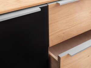 Miniaturka 3 - Komoda Rovana – detal srebrnych uchwytów, czarnych frontów i dębowego blatu