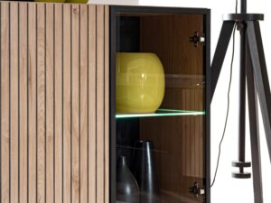Miniaturka 5 - Komoda z przeszklonymi bokami i LED Lioren 160 cm Hickory Jackson – szafka z drzwiami szklanymi żółte wazoniki LED