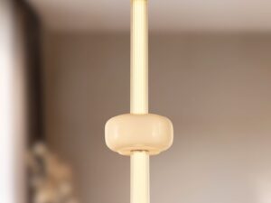 Miniaturka 2 - Lampa Koramino ze szklaną ozdobą niżej – zbliżenie świecącego klosza