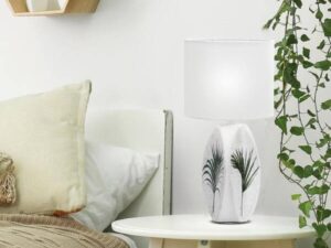 Miniaturka 2 - Lampa stołowa Koresira z białym abażurem i dekoracyjnymi zielonymi liśćmi w sypialni