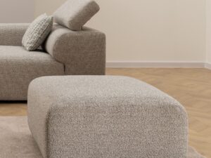 Miniaturka 2 - Pufa Vermaro przed sofą w jasnym salonie