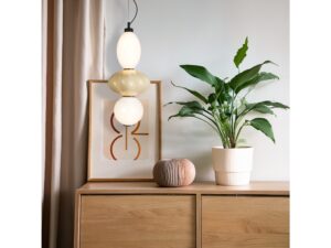 Miniaturka 3 - Wielobarwna pionowa lampa Aledela 18 W nad drewnianą szafką