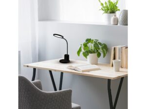 Miniaturka 2 - Czarna lampa biurkowa Daloreta na jasnym biurku z książką i rośliną