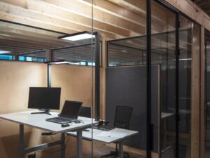 Miniaturka 3 - Lampa biurkowa Worklight czarna oświetla stanowiska komputerowe w biurze