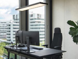 Miniaturka 3 - Czarna oprawa Worklight Pro 120 zamontowana nad stanowiskiem pracy w biurze