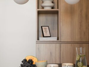 Miniaturka 3 - Aranżacja jadalni z czarną lampą wiszącą BORRA B 3L nad stołem