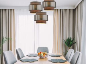 Miniaturka 1 - Lampa Calatena z trzema abażurami nad drewnianym stołem