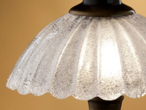 Miniaturka 4 - Lampa Carmen zbliżenie szklanego klosza z falowaną krawędzią