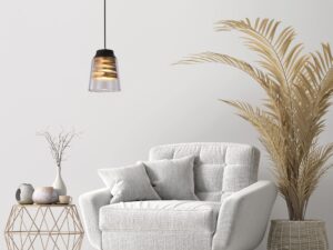 Miniaturka 1 - Lampa Dorolia z jednym szklanym kloszem obok fotela w salonie