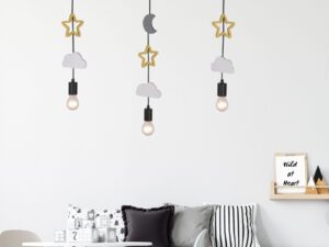 Miniaturka 1 - Lampa wisząca z gwiazdami i księżycami świecąca w pokoju dziecięcym