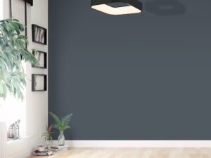 Miniaturka 7 - Lampa Elemina czarna w salonie na tle ciemnej ściany