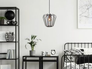 Miniaturka 1 - Lampa wisząca Felarano czarna klatka w sypialni loftowej nad stolikiem