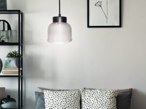 Miniaturka 1 - Lampa Galirela na czarnym przewodzie w aranżacji sypialni