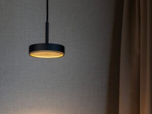 Miniaturka 2 - Czarno-złota lampa Grip Flat w aranżacji