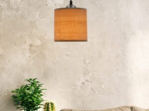 Miniaturka 1 - Lampa wisząca Ilvetia z orzechowym abażurem nad sofą