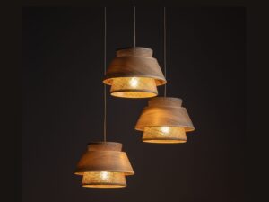 Miniaturka 2 - Rozświetlone klosze lampy Kalum Koło Drewno na ciemnym tle