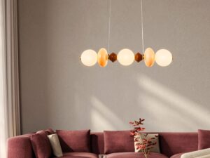 Miniaturka 2 - Pozioma lampa wisząca Kamesina nad różową sofą – aranżacja salonu
