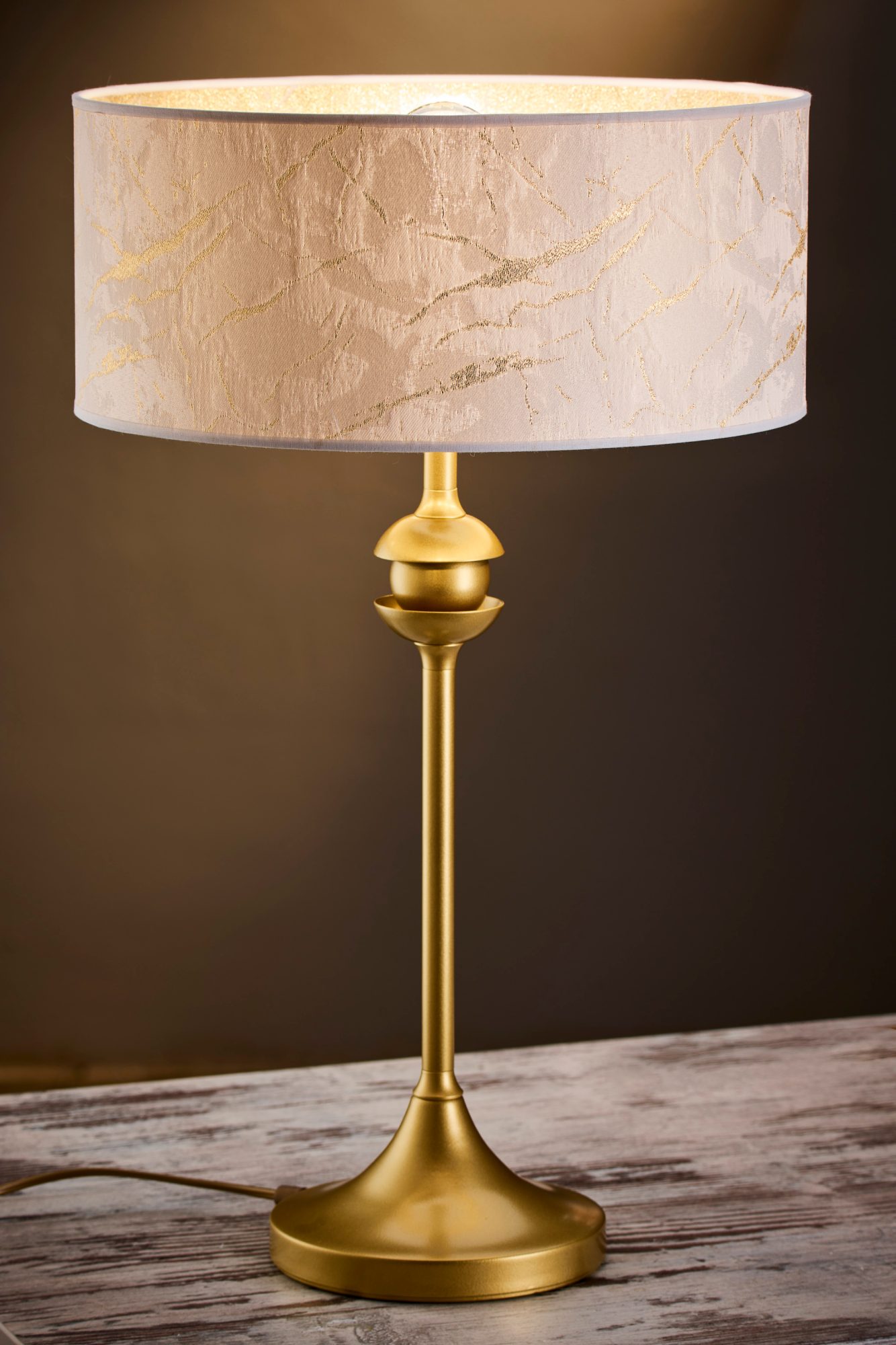 Lampa Kaszmir zbliżenie jasnego abażuru ze złotawymi żyłkami