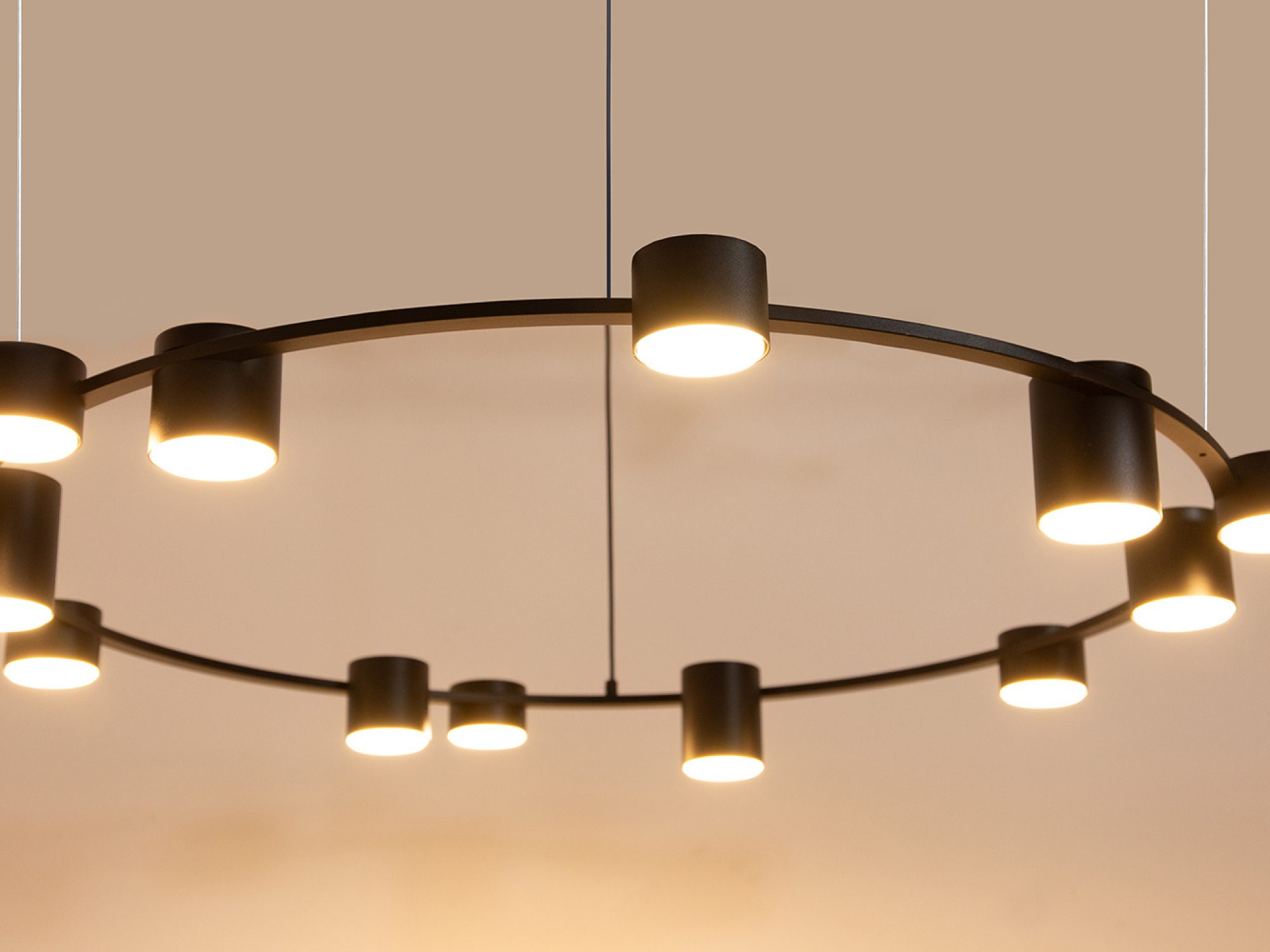 Lampa wisząca Kodo 12 w czarnym wykończeniu, drugie ujęcie