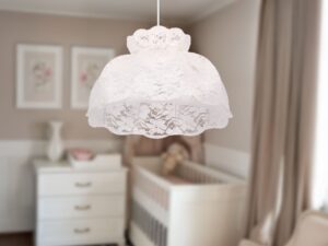 Miniaturka 1 - Biała lampa Koremona z koronką w jasnym pokoju – aranżacja