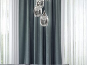 Miniaturka 1 - Lampa Larimano pięć chromowanych kloszy nad szarą sofą w salonie