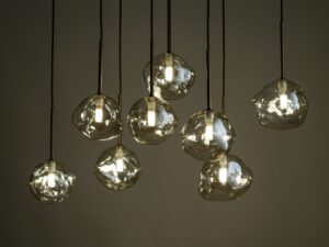 Miniaturka 2 - Brązowa lampa Lava z rozświetlonymi kloszami na ciemnym tle