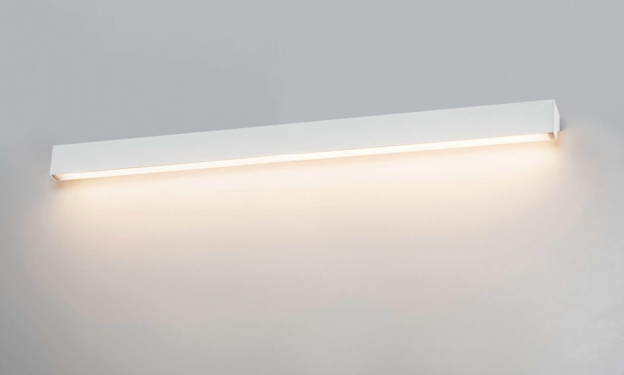 Biała liniowa lampa L-Line 120 zamontowana we wnętrzu