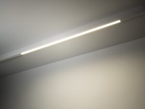 Miniaturka 1 - Lampa Magnetic Easy Line biała w instalacji magnetycznej, przykład ciepłego światła 3000 K
