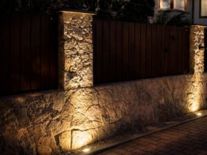 Miniaturka 2 - Lampa najazdowa PABLA 4725 B – efekt oświetlenia ściany i nawierzchni po zmroku