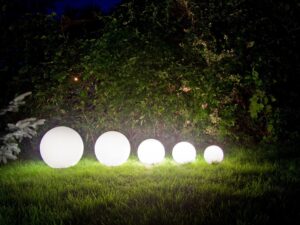 Miniaturka 2 - Seria lamp ALEKULE G z białymi kulami w ogrodowej aranżacji