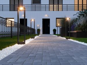 Miniaturka 2 - Czarna lampa stojąca Arius L oświetlająca przestrzeń zewnętrzną