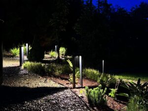 Miniaturka 1 - Czarna lampa ogrodowa Arius M LED w aranżacji zewnętrznej